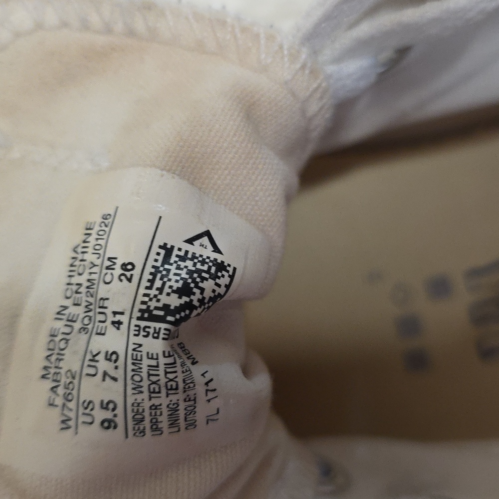 Converse White Sneakers with Red Accents - Picture 5 of 7